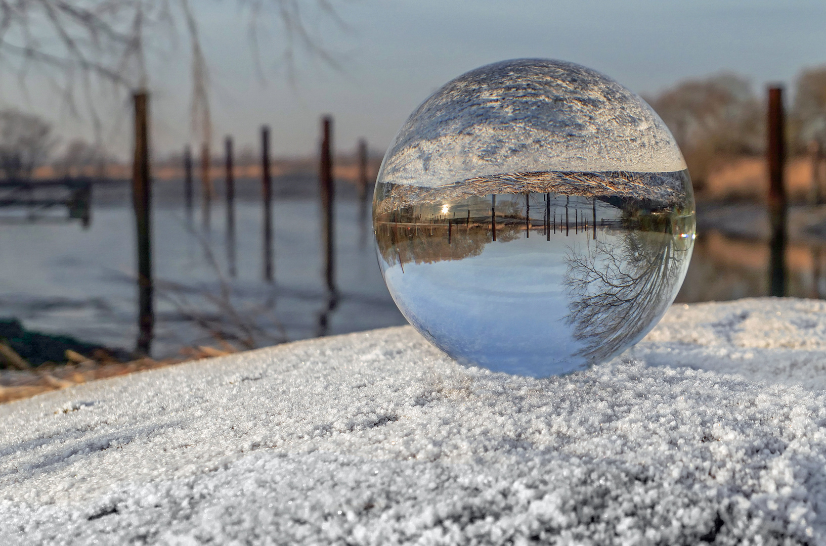 Mit der Glaskugel am Haseldorfer Hafen