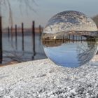 Mit der Glaskugel am Haseldorfer Hafen