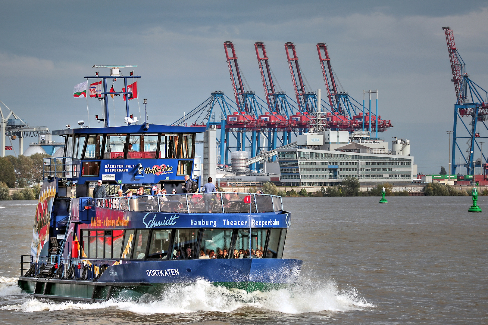 Mit der Hafenfähre auf der Elbe