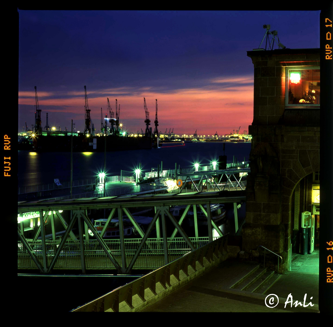 Mit der Hasselblad an der Elbe-Landungsbrücke