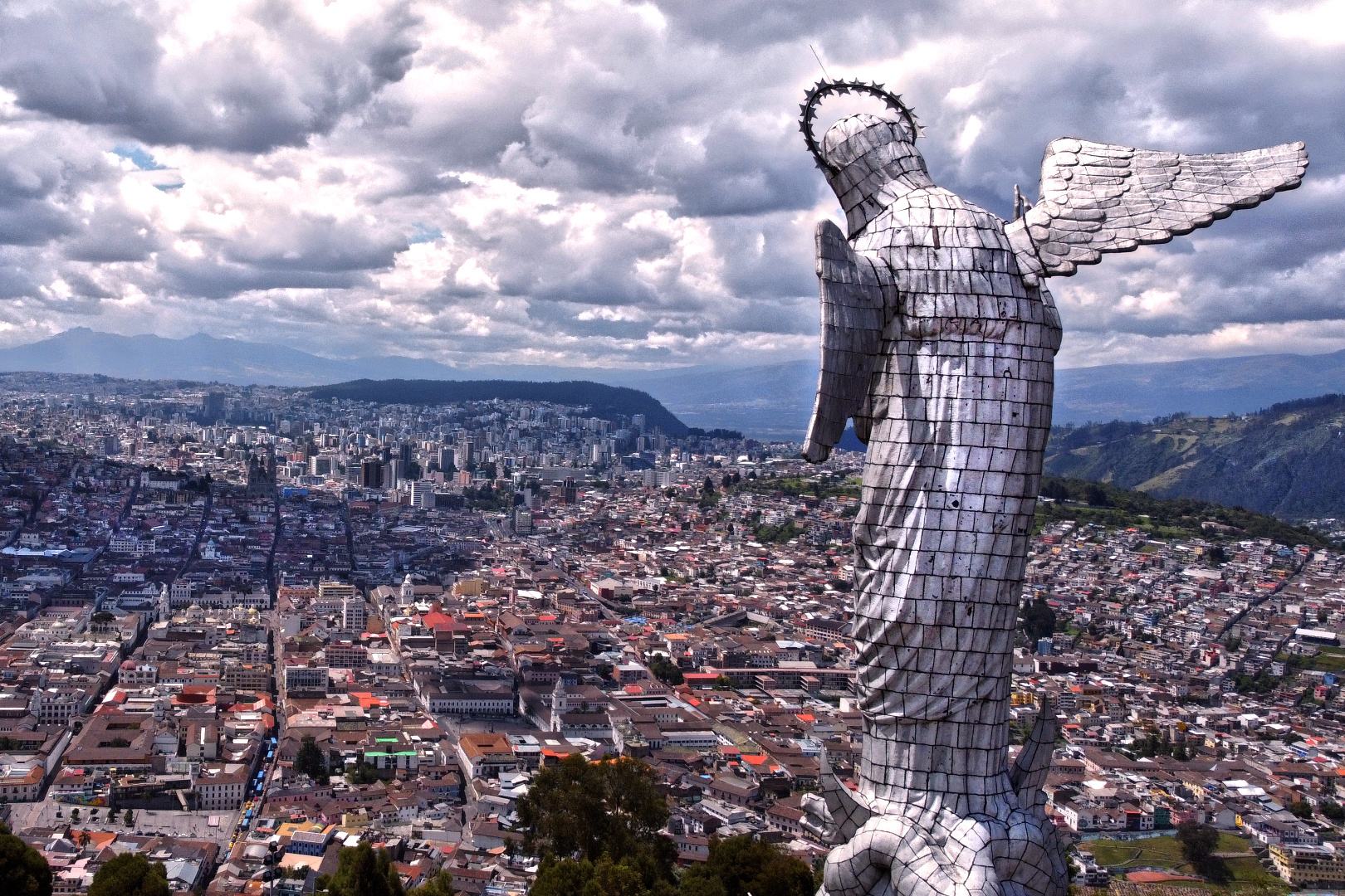 Mit der Jungfrau von Quito auf die Stadt schauen