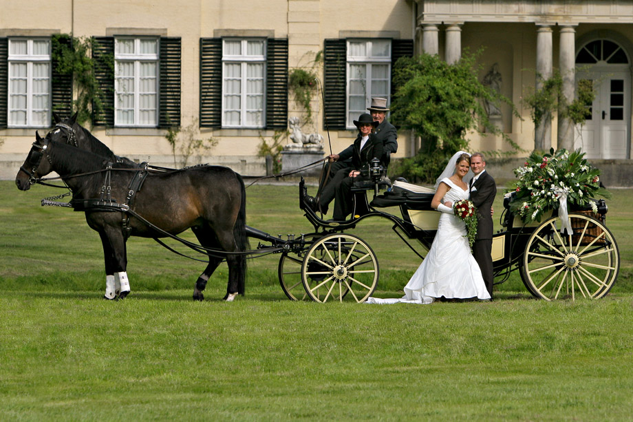 Mit der Kutsche vor dem Schloss