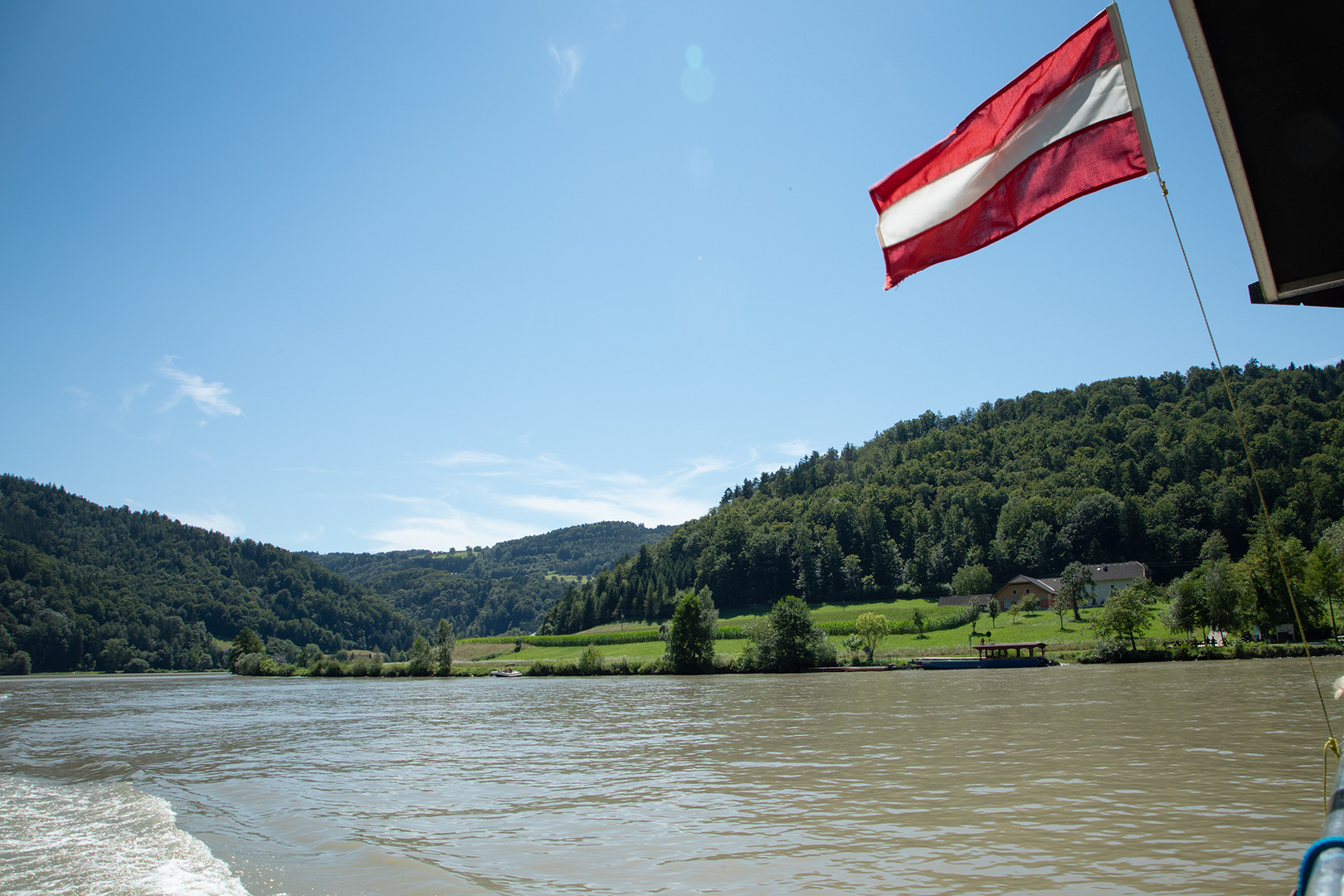 mit der Längsfähre auf der Donau