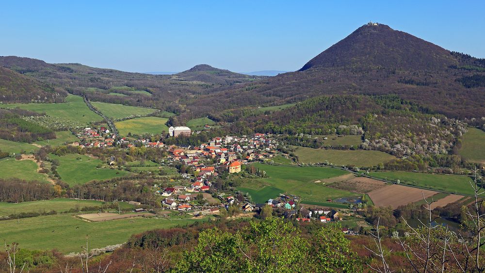 Mit der Morgensonne im Rücken ist der Milleschauer und der Ort Milesov  vom Ostry für die Augen...