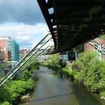 mit der Schwebebahn über der Wupper