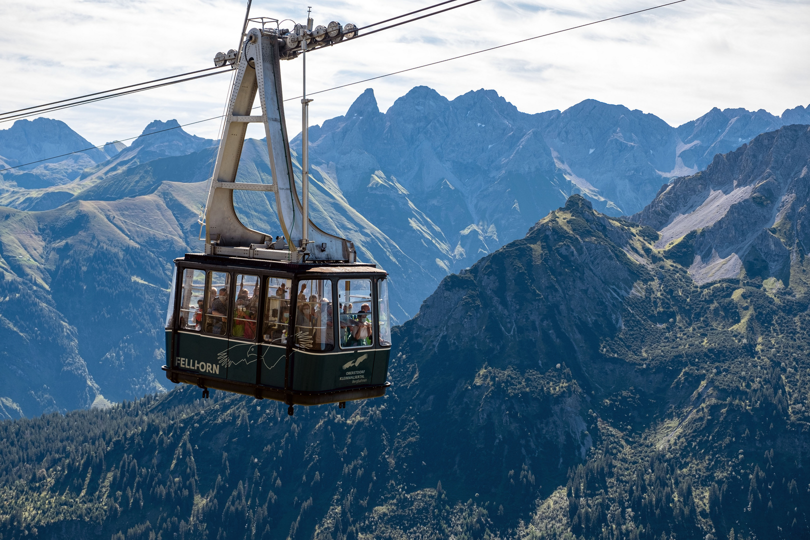 Mit der Seilbahn auf den Berggipfel