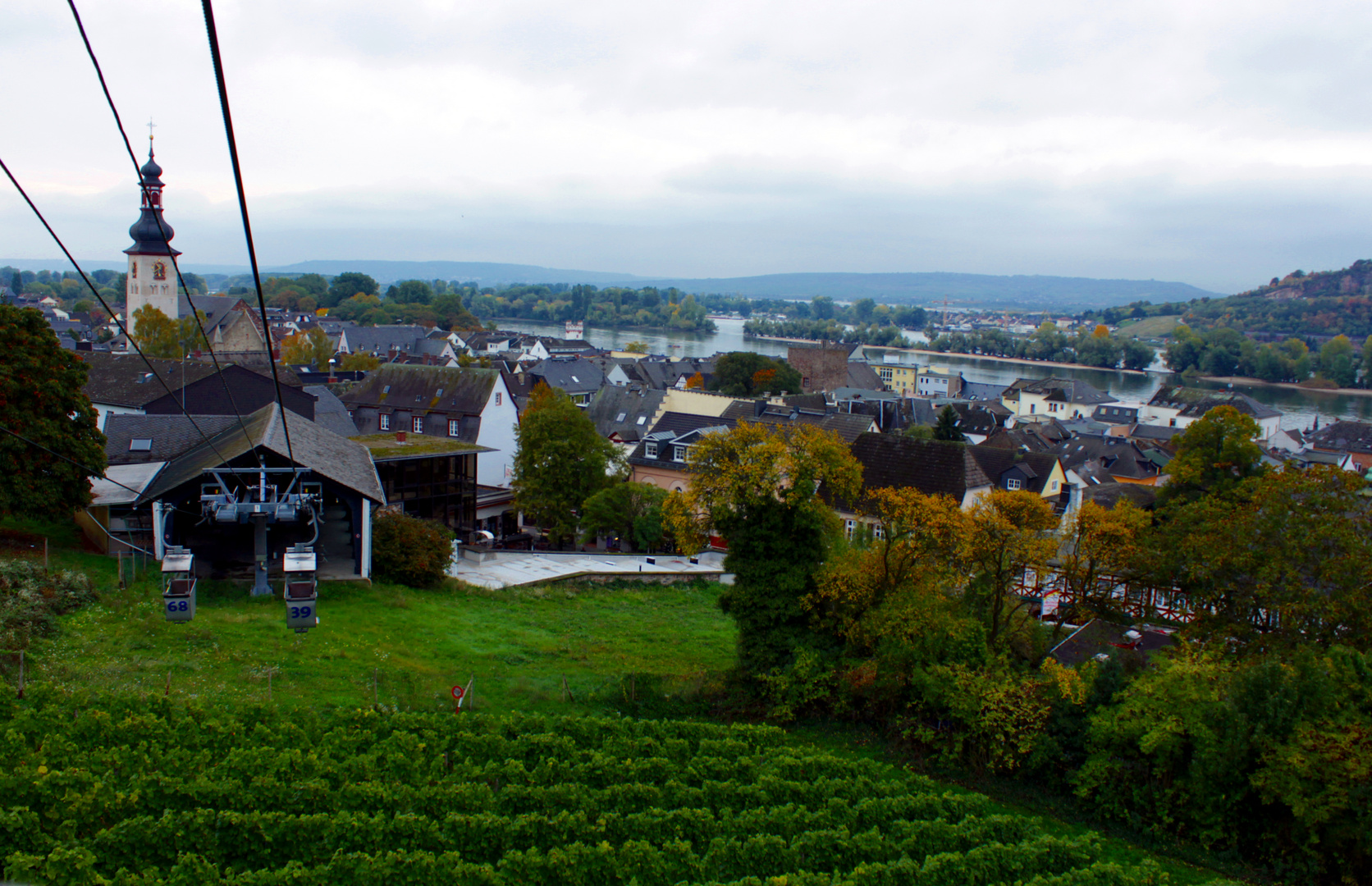 Mit der Seilbahn über den Rüdesheimer Weinberg