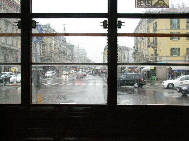 Mit der Straßenbahn bei Regen durch die Stadt gegondelt