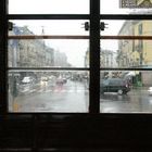 Mit der Straßenbahn bei Regen durch die Stadt gegondelt