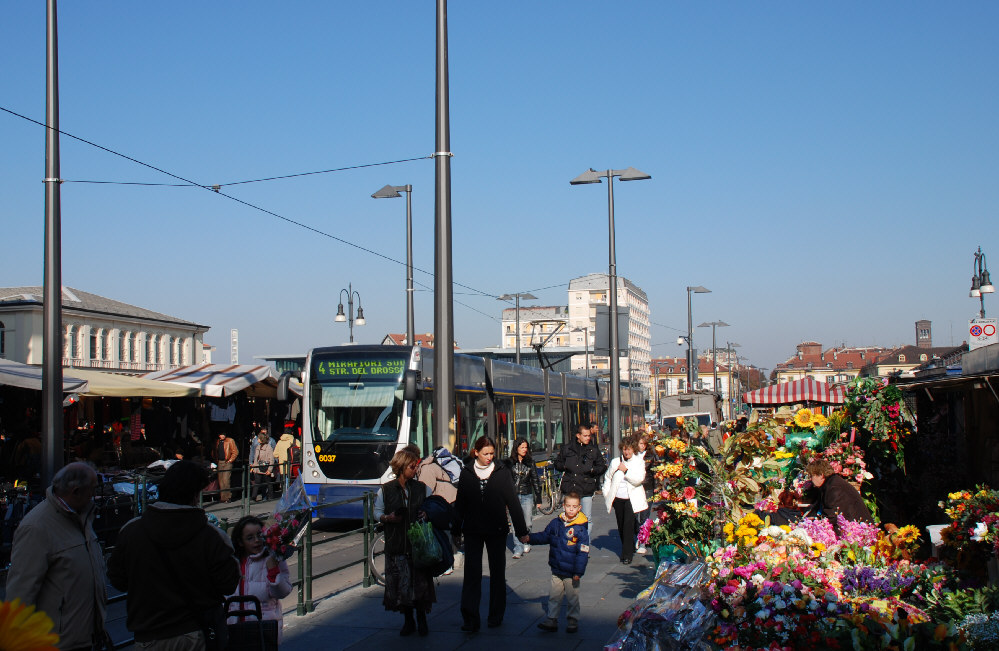 Mit der Straßenbahn zum Markt