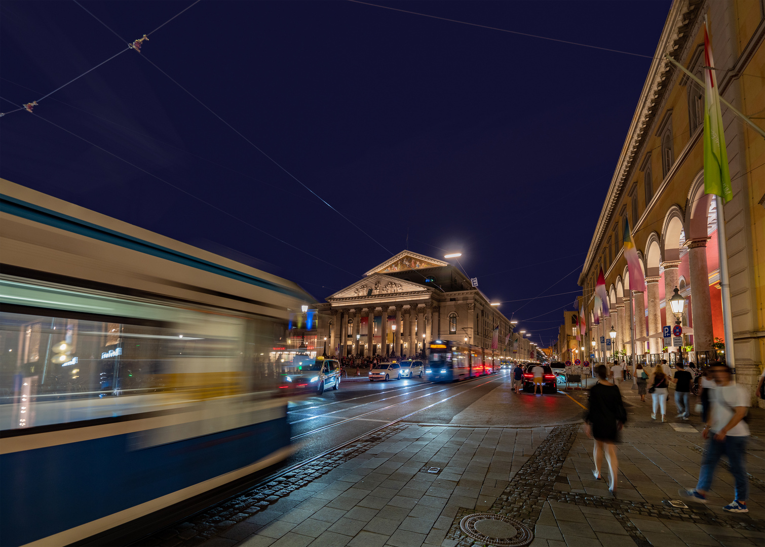 Mit der Tram in die Oper