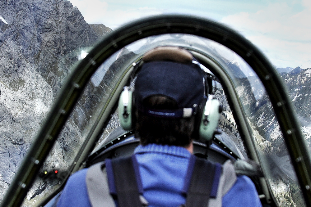 mit der YAK 52 - und dem Piloten- Hans Henning Sick- durch die Berge - 10.05.2015