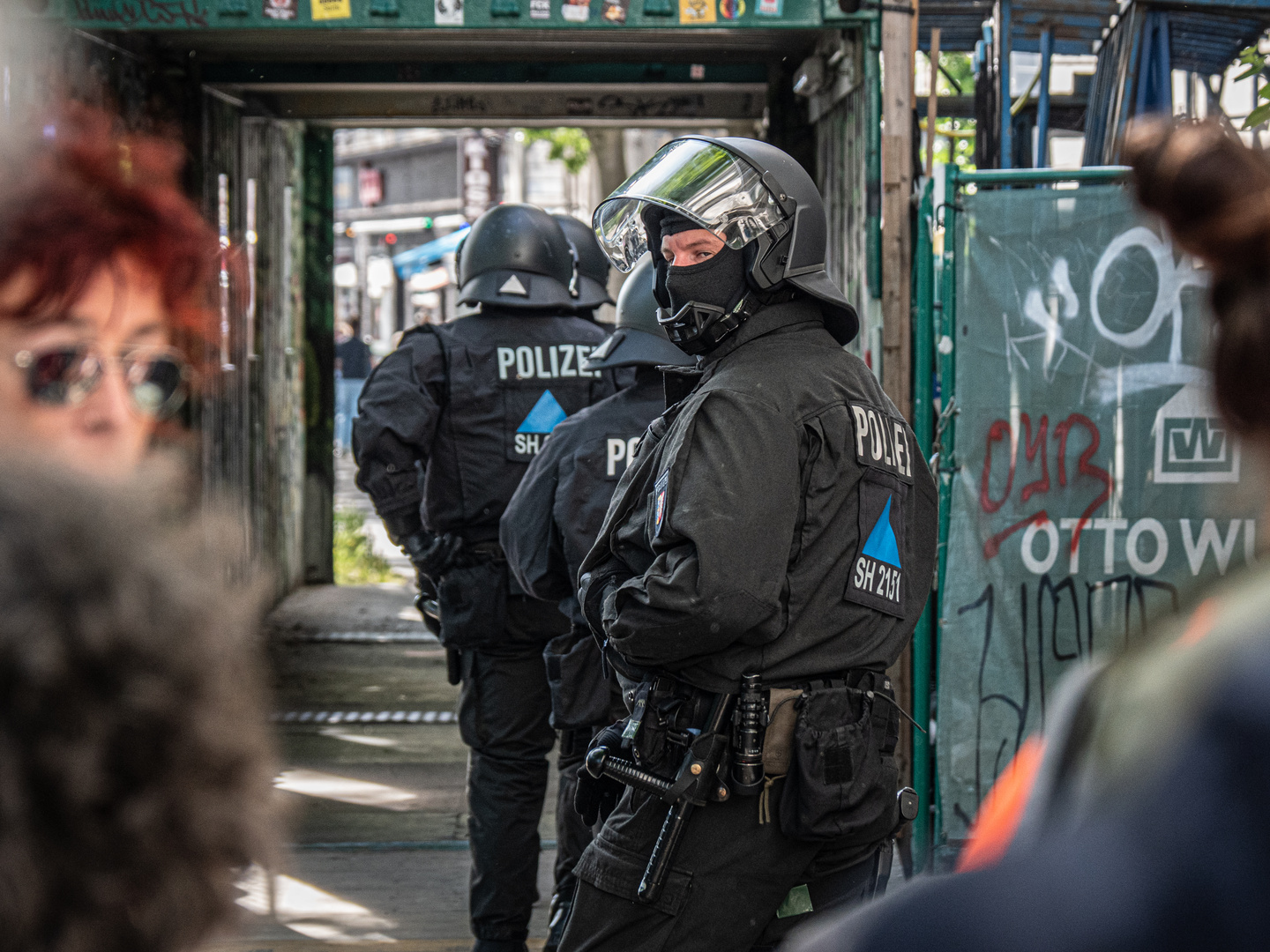 ... mit der Zusicherung auf dem Fußweg zu bleiben, ging es weiter