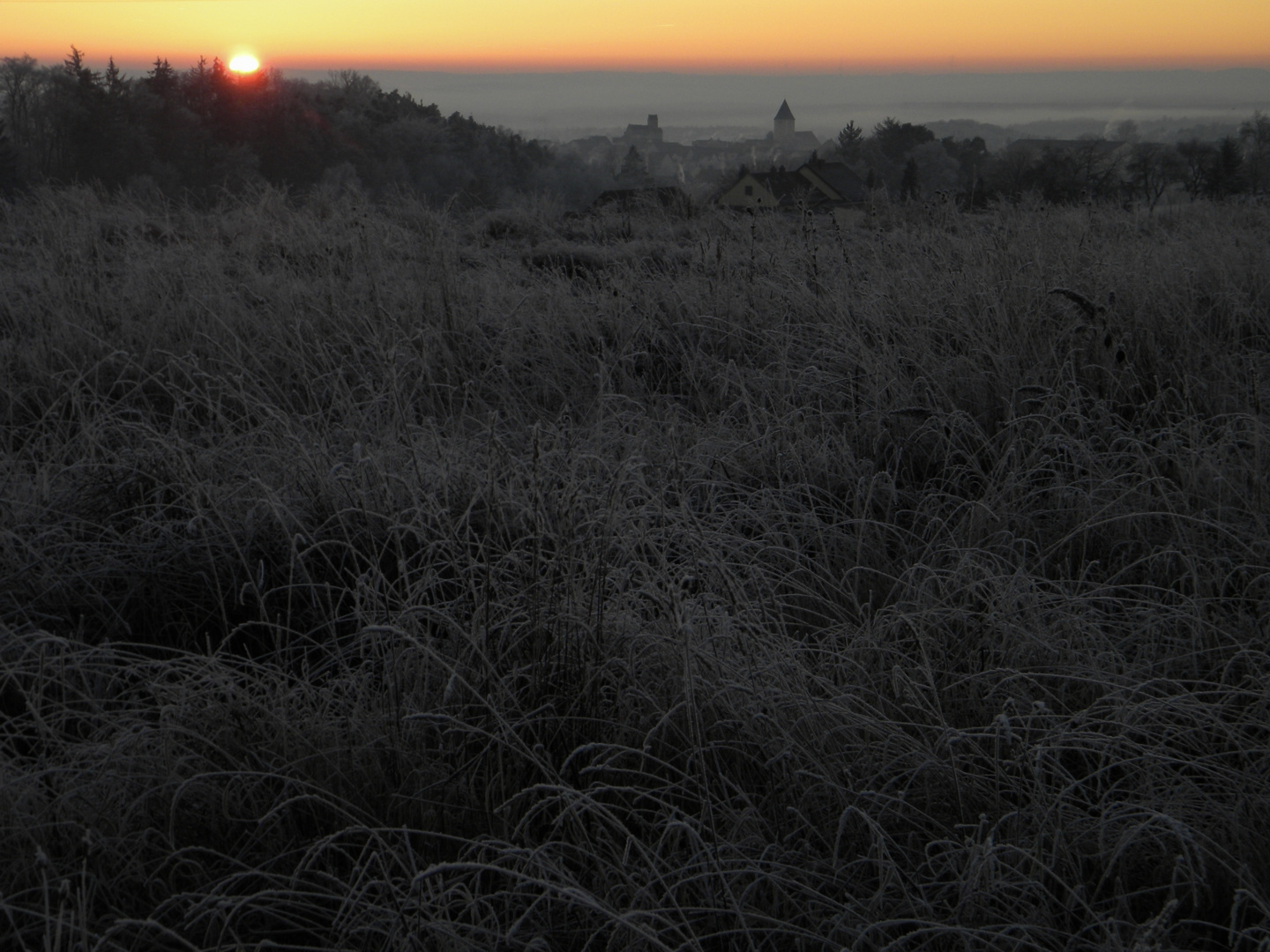 Mit diesem Sonnenuntergang von gestern über Leonberg in der Oberpfalz bei Raureif ...