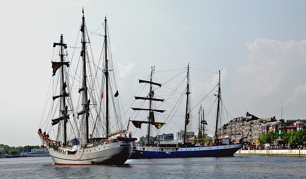 Mit diesen beiden wunderschönen Dreimaster Segelschiffen melde ich mich wieder zurück.