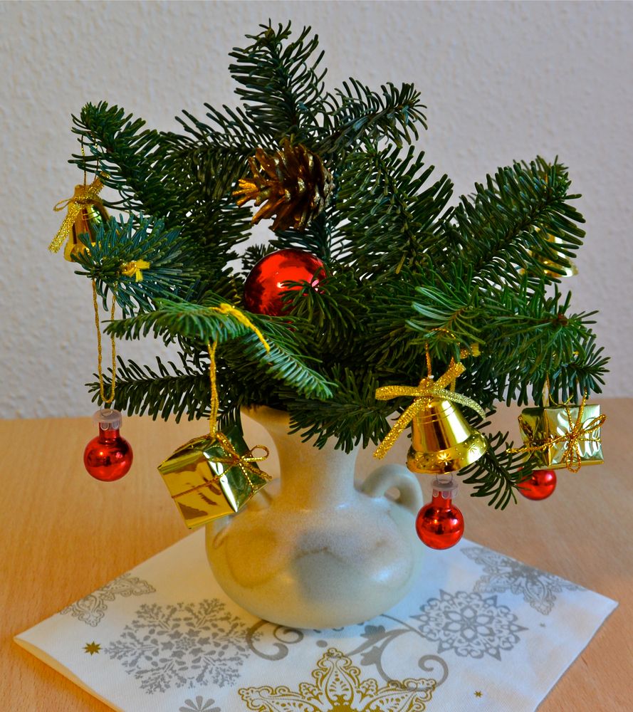 Mit dieser kleinen Adventsdeko, die in meinem Küchenfenster steht…,