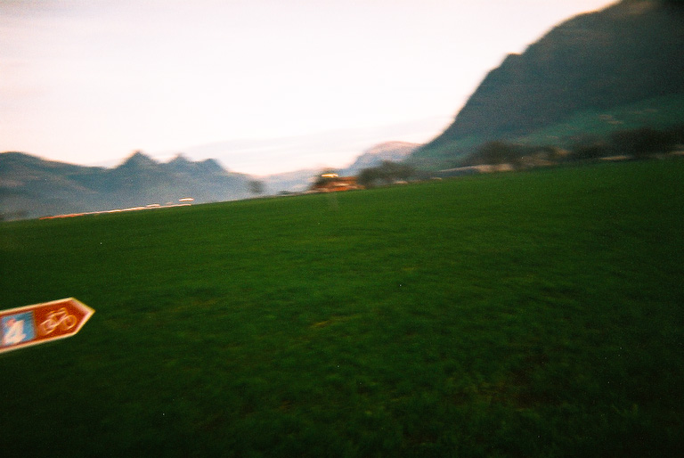 mit dir ins Grüne fahren, abheben, sich an einer kantigen Bergspitze das Knie