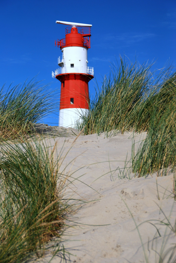 mit Dünen im Vordergrund