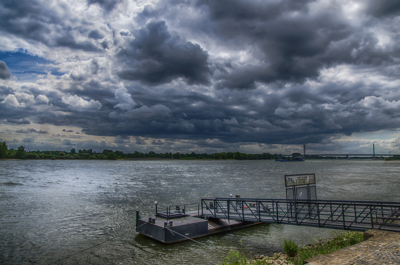 Mit dunklen Wolken.....