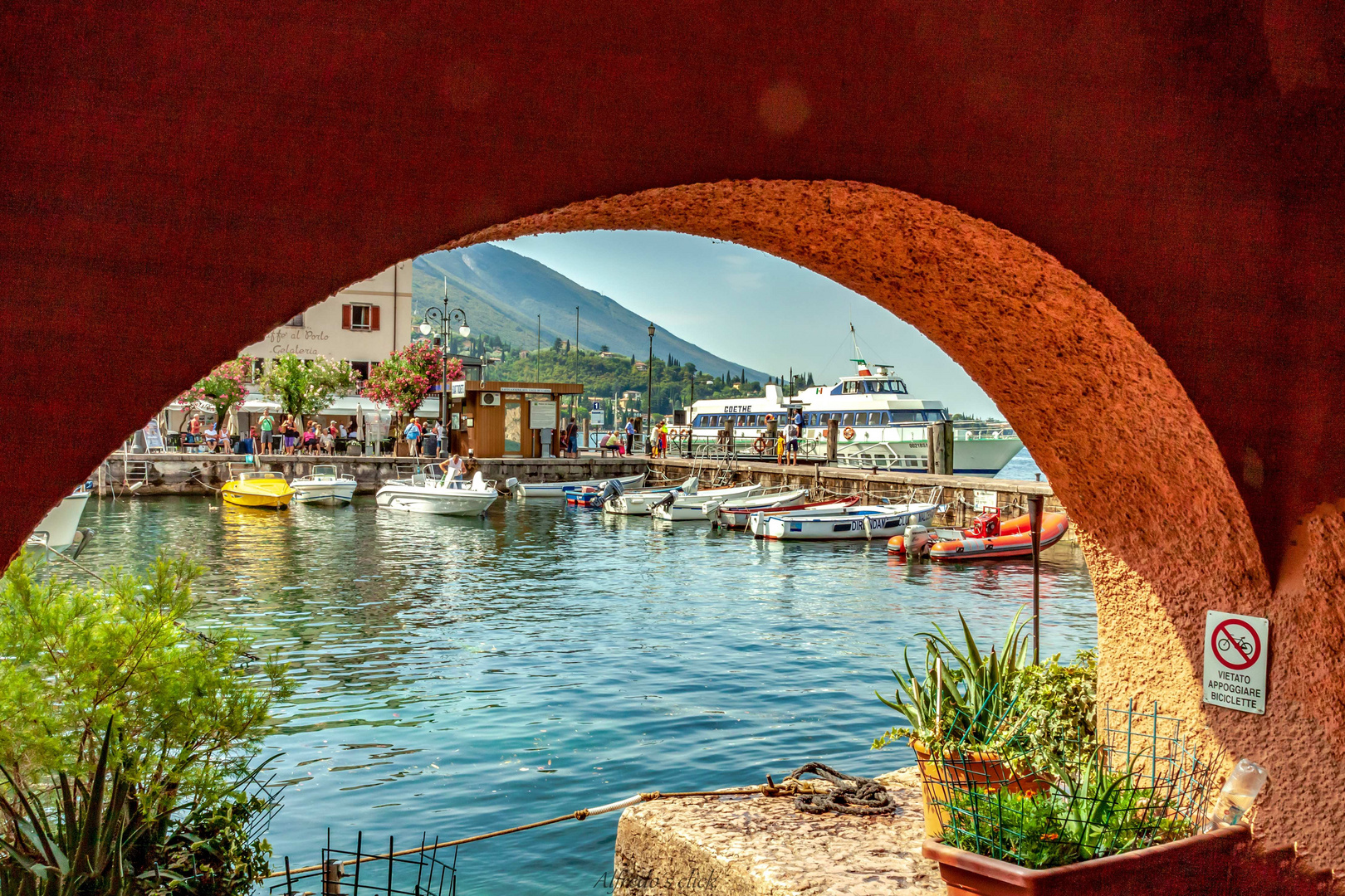 Mit Durchblick auf dem Hafen von Malcesine