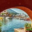 Mit Durchblick auf dem Hafen von Malcesine