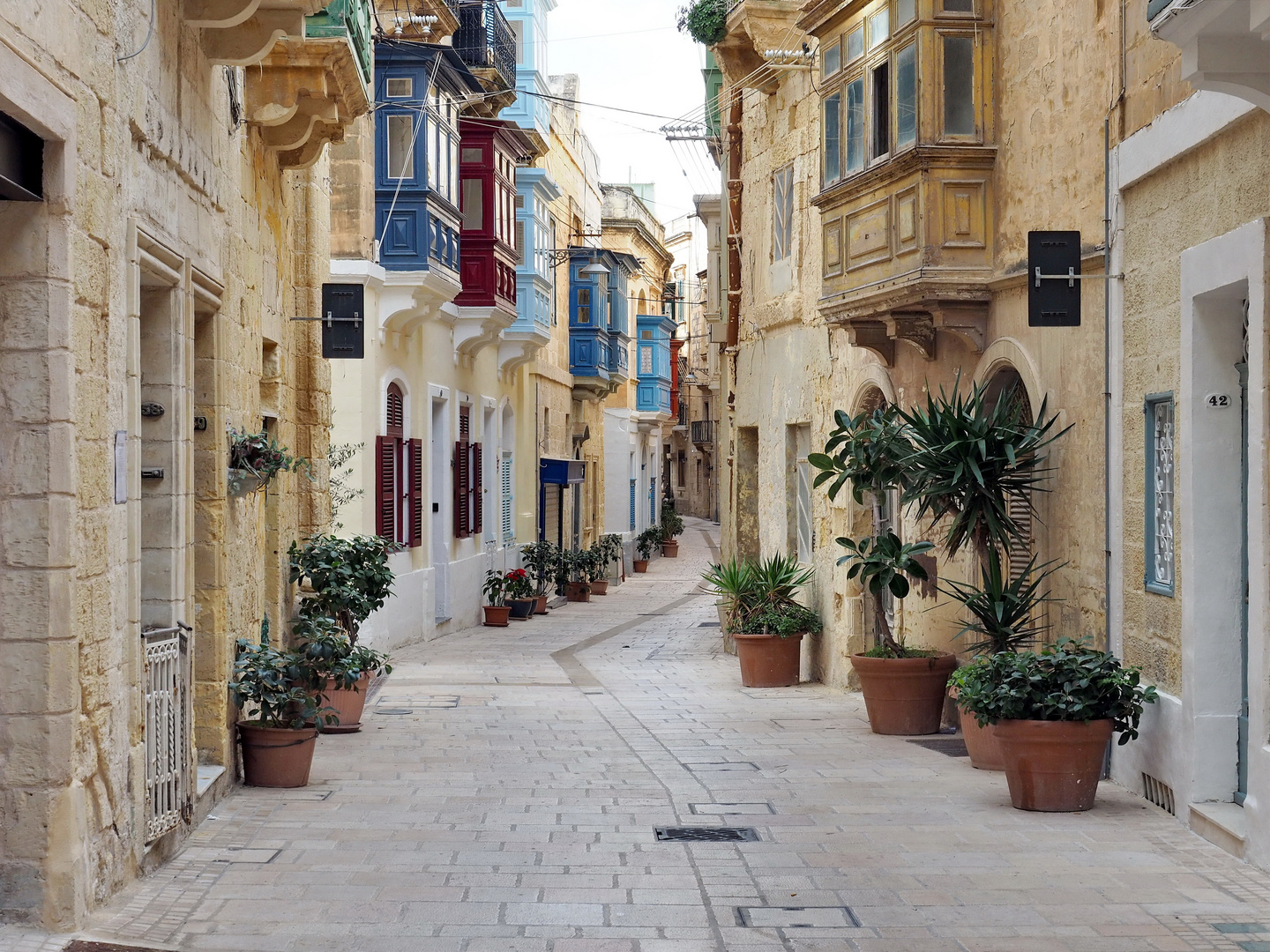Mit Durchblick: Gasse im Stadtteil Vittoriosa von Valletta (Malta)