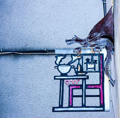 Mit einem Drachen am Tisch