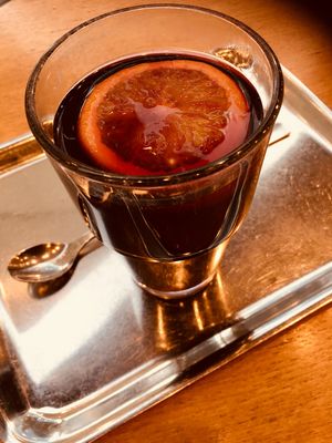 Mit einem Fruchtpunsch Zimt und Orange gegen die Nässe und Kälte