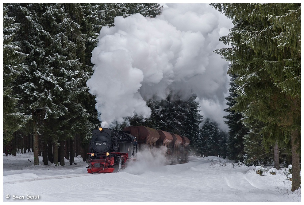 Mit einem Güterzug durch den verschneiten Wald bei Elend