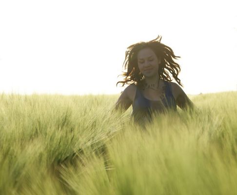 Mit einem Lächeln im Gesicht.