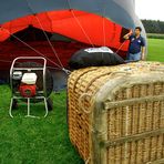 Mit einem leuchtend roten Glückskäfer steigt d. Crew aus Thailand beim Ballonfestival in Borken auf