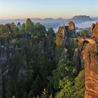 Mit einem Panoramaauschnitt ein schönerer Fernblick im Morgenrot beim Großen Winterberg...