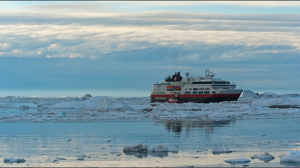 mit einem schiff der hurtigruten in die arktis