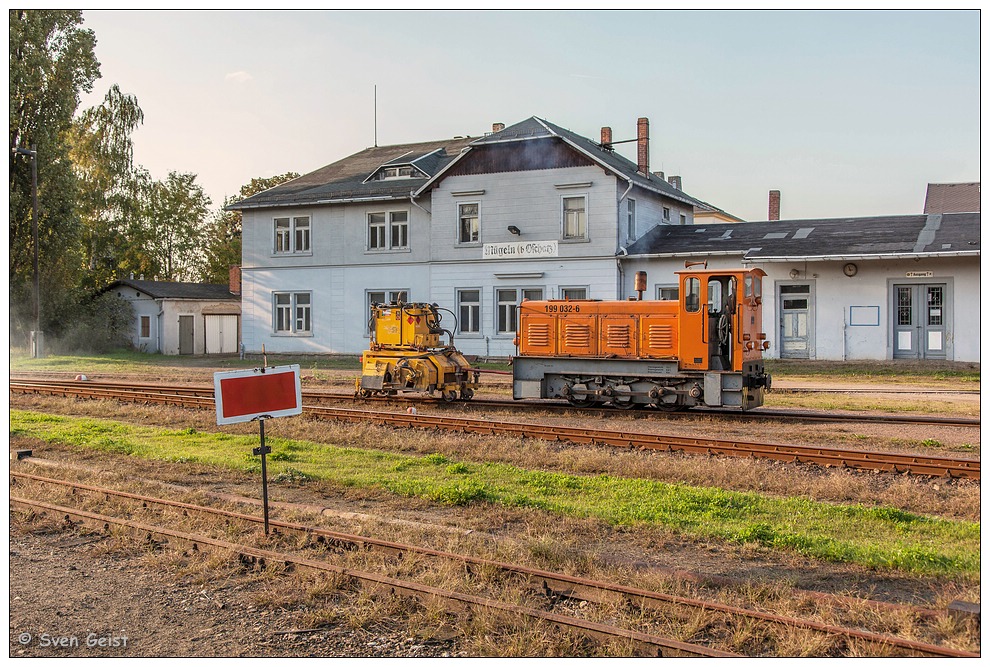 Mit einem Schotterbürstenwagen am Mügelner Empfangsgebäude