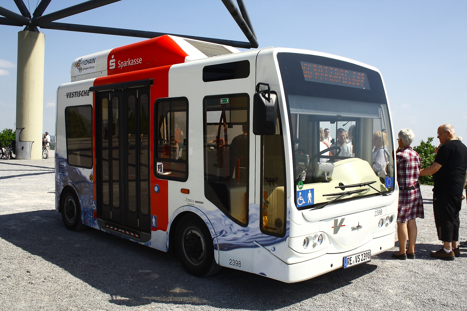 Mit einem Wasserstoffbus der Vestischen unterwegs am Tetraeder in Bottrop