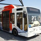 Mit einem Wasserstoffbus der Vestischen unterwegs am Tetraeder in Bottrop