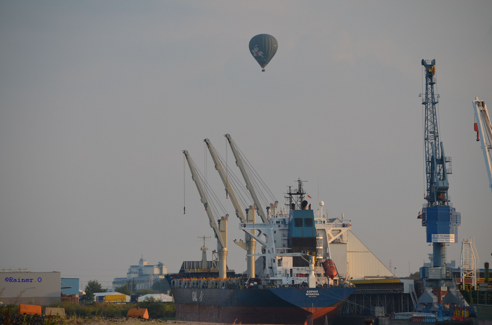 mit einen ballon über den hamburger hafen..