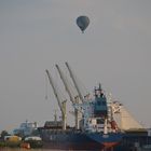 mit einen ballon über den hamburger hafen..