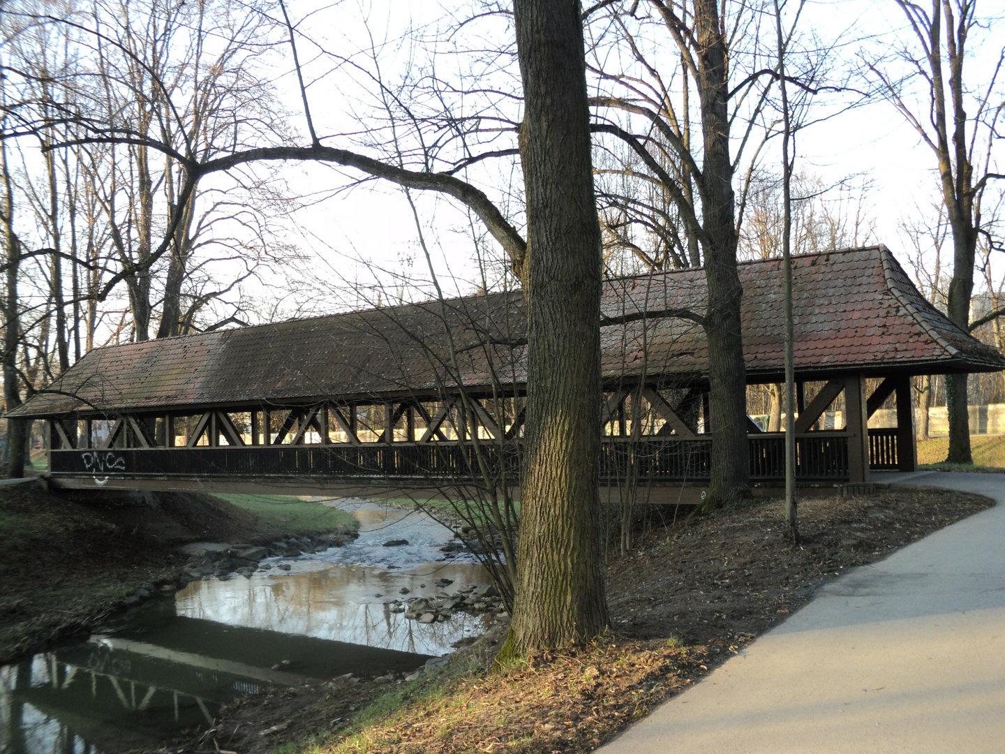 Mit einer Träne im Knopfloch sehe ich immer die Fußgängerbrücke am  Roten Main