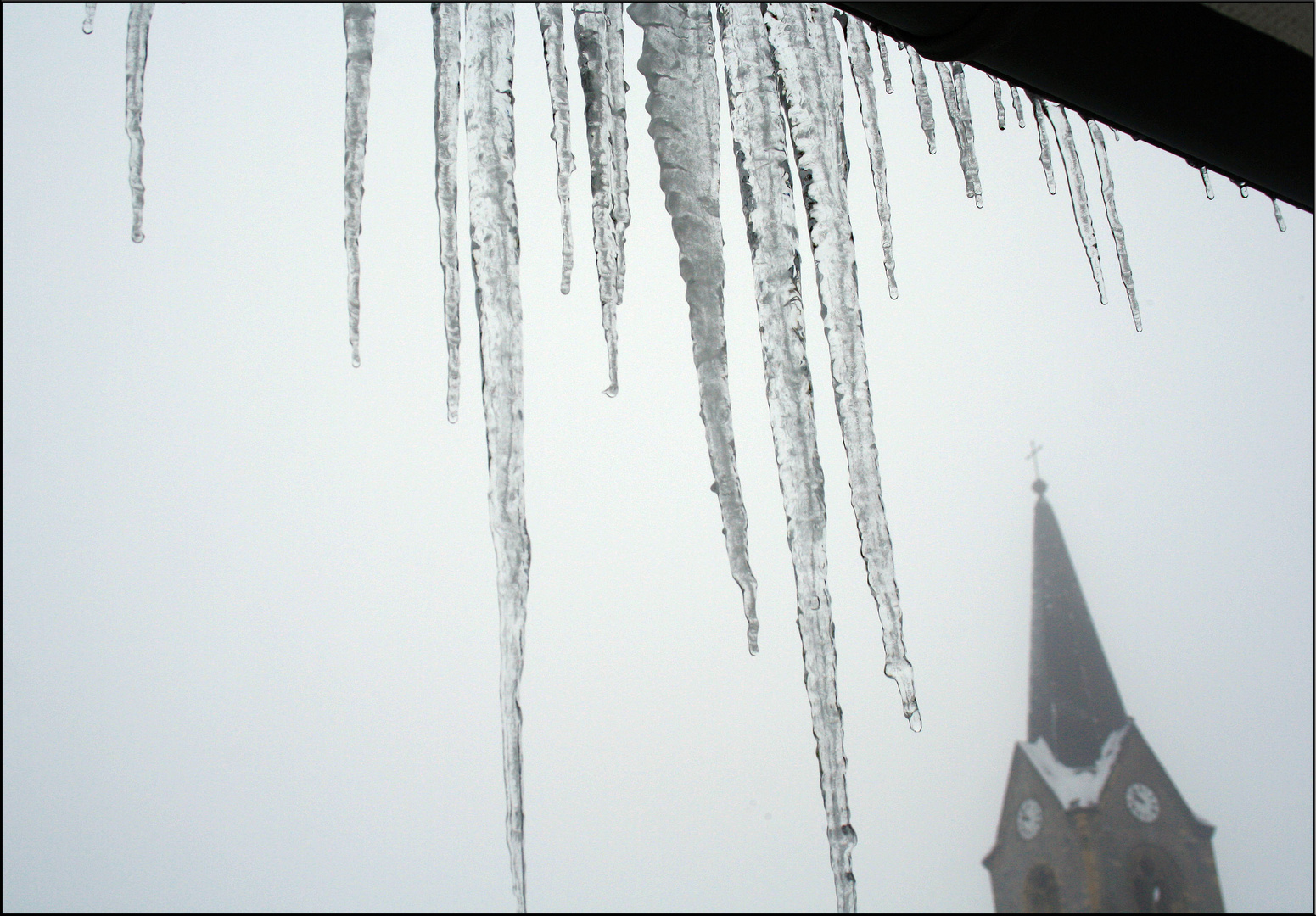 Mit eiskaltem Blick auf die Kirche