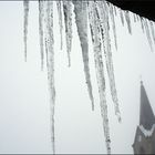 Mit eiskaltem Blick auf die Kirche