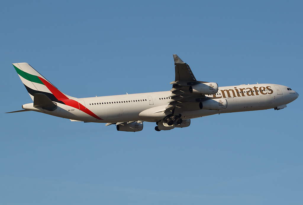 mit Emirates A340 nach Dubai