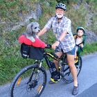 mit Enkeltochter und Hund in den Alpen