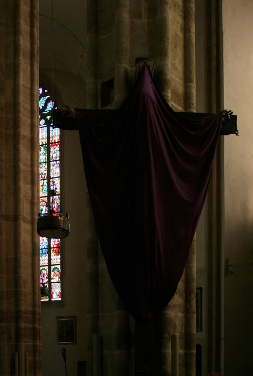 Mit Fastentuch verhängtes Kruzifix in der Othmarskirche in Mödling