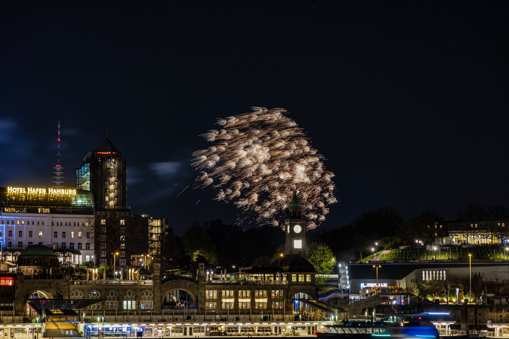 Mit Feuerwerk