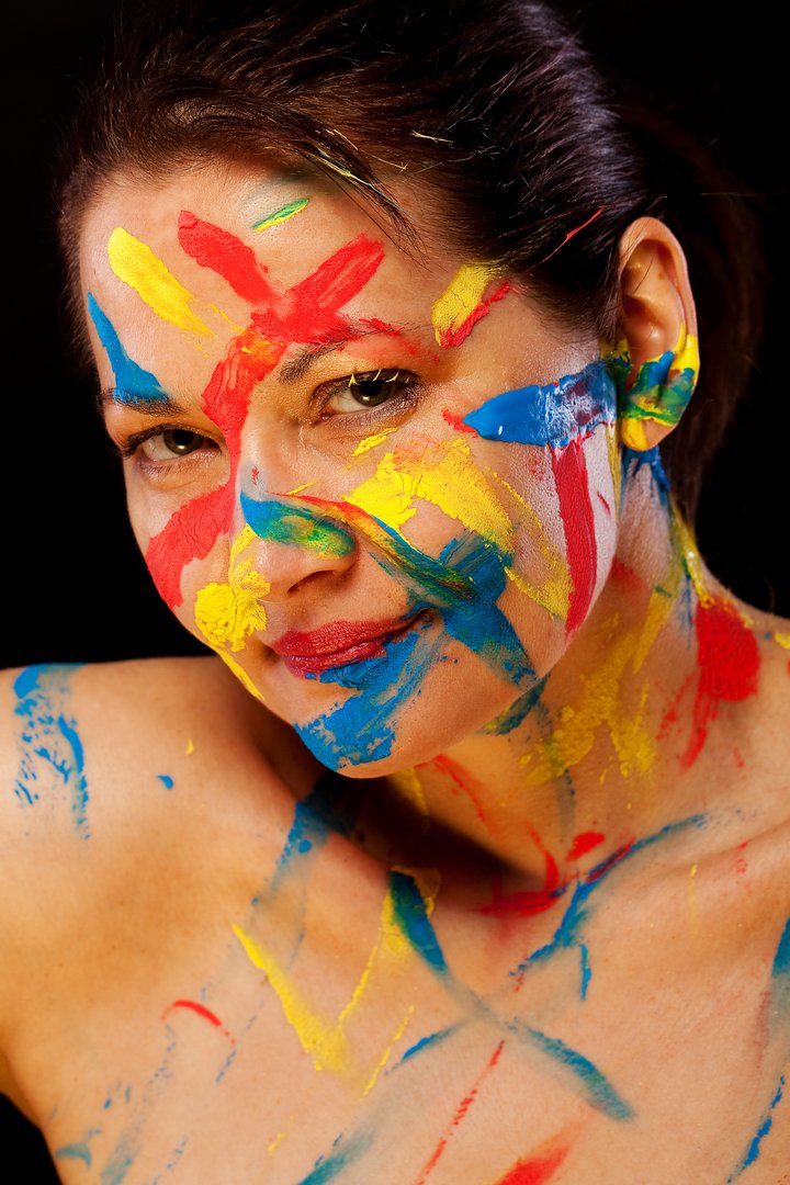 Mit Fingerfarben ein buntes Portrait entstehen lassen