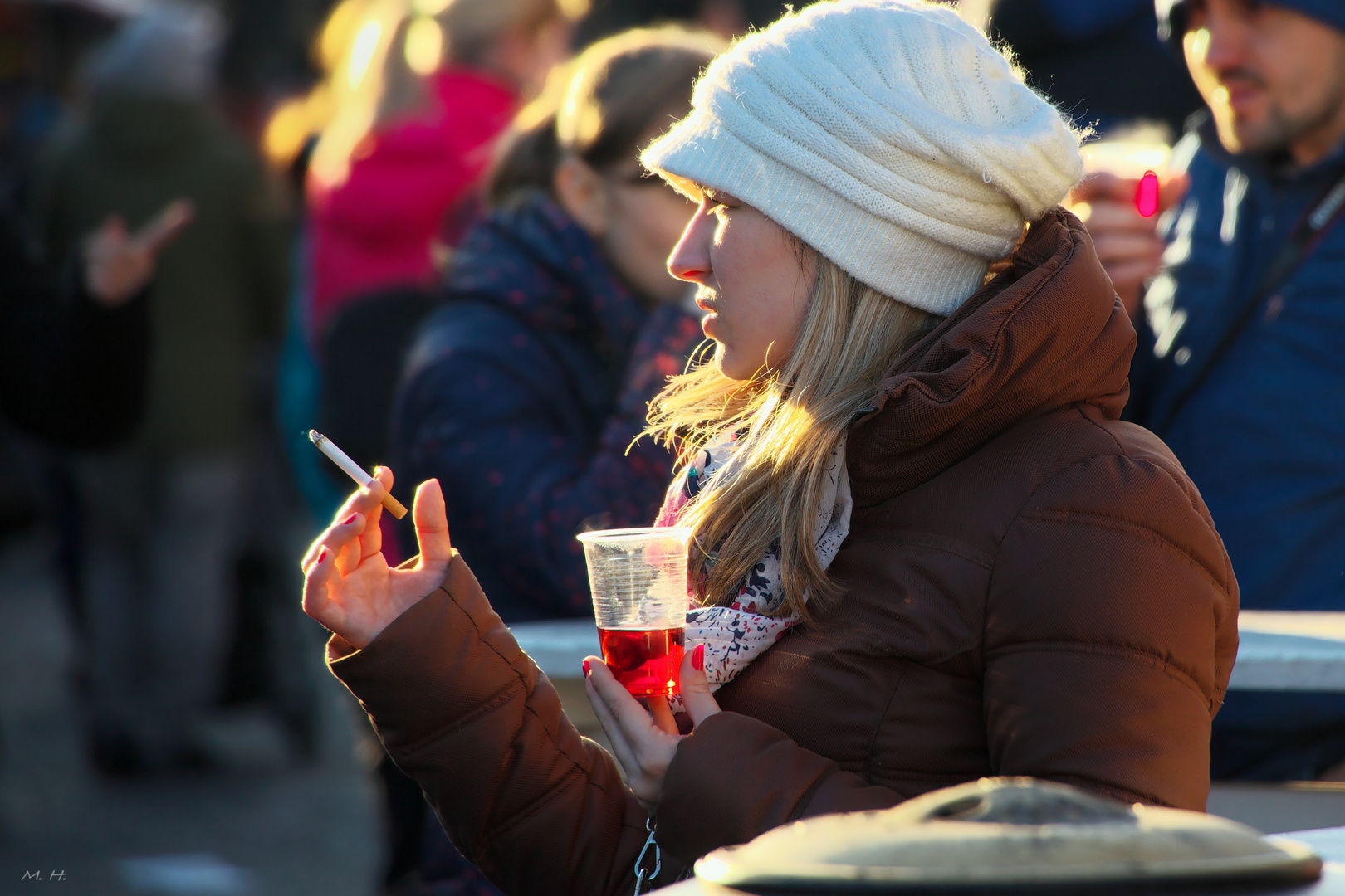 Mit Glühwein und Zigarette