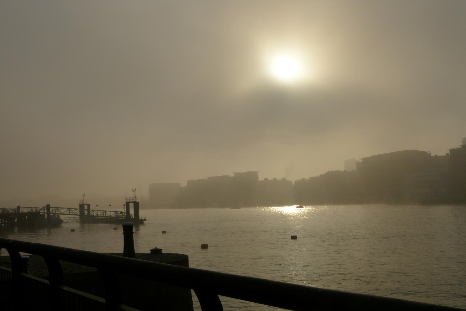 Mit goldenen Strahlen bahnt sich das Licht seinen Weg durch den Dunst.