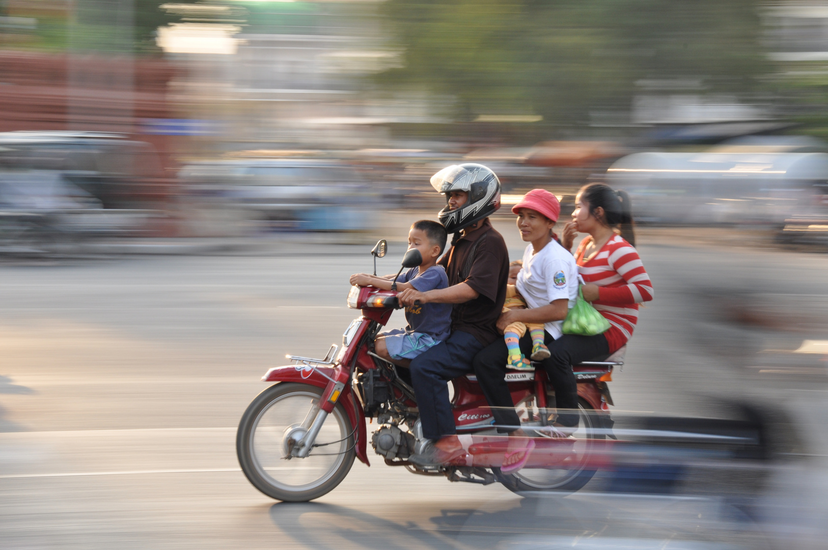 Mit High-Speed und vollbeladen durch Phnom Penh