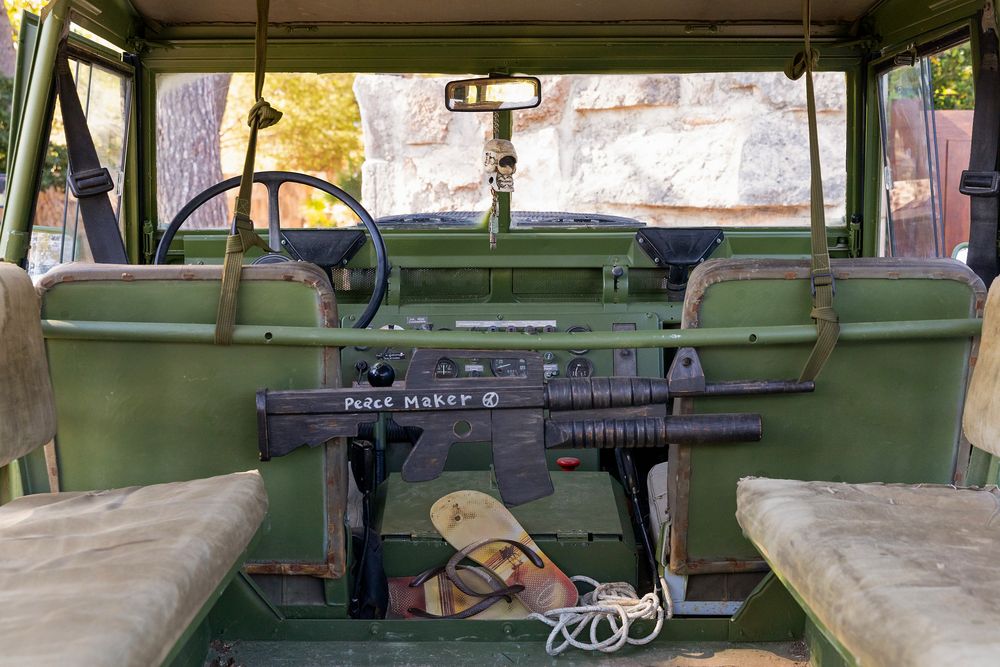 Mit Holzgewehr und Badelatschen auf Jeep-Safari, Mallorca